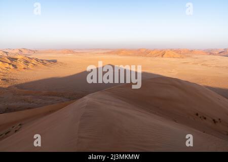 Lever de soleil sur les immenses dunes de sable orange dans le désert de RUB al Khalii (le quartier vide), Oman. Banque D'Images