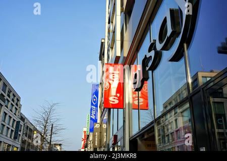 Divers logos de magasins sur Shadowstraße à Düsseldorf. Shadowstraße est l'une des rues commerçantes les plus fréquentées et les plus fréquentées d'Allemagne. Banque D'Images