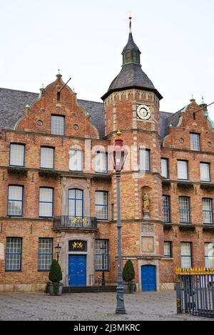 L'ancien hôtel de ville de Düsseldorf, situé sur la place du marché dans la vieille ville.La partie la plus ancienne de cet hôtel de ville a été construite de 1570 à 1573. Banque D'Images