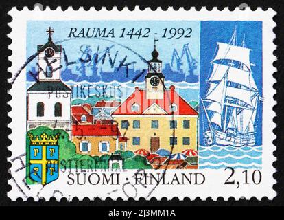FINLANDE - VERS 1992 : un timbre imprimé en Finlande montre la ville de Rauma, 550th anniversaire, vers 1992 Banque D'Images