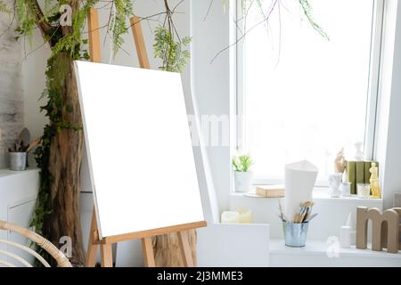 Avec la peinture de chevalet dans l'atelier de l'artiste Banque D'Images