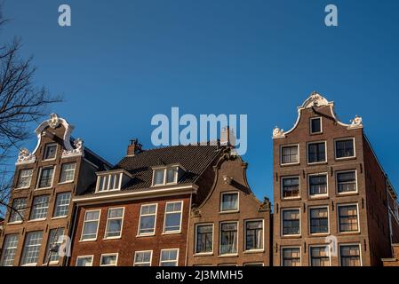 Amsterdam, pays-Bas, avril 2022. Façades historiques le long des canaux d'Amsterdam. Photo de haute qualité Banque D'Images