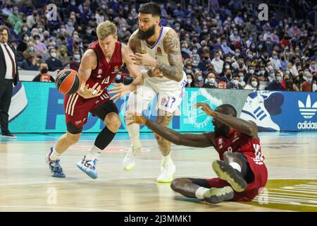 Ognjen Jaramaz du Bayern Munich, Vincent Poirier du Real Madrid et Othello Hunter du Bayern Munich lors du match Euroligue des compagnies aériennes turques entre le Real Madrid et le Bayern Munich le 8 avril 2022 au Centre Wizink de Madrid, Espagne - photo: Irina R Hipolito/DPPI/LiveMedia Banque D'Images