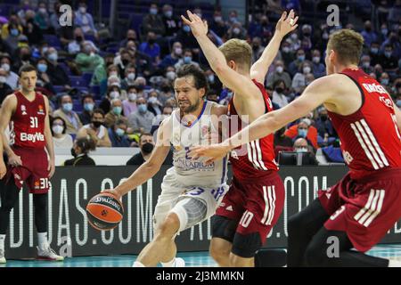 Sergio Llull Melia du Real Madrid et Ognjen Jaramaz du Bayern Munich lors du match de basketball Euroligue des compagnies aériennes turques entre le Real Madrid et le Bayern Munich le 8 avril 2022 au Wizink Centre de Madrid, Espagne - photo: Irina R Hipolito/DPPI/LiveMedia Banque D'Images