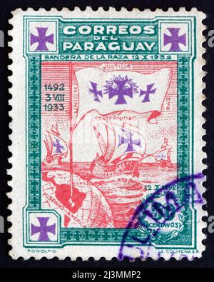 PARAGUAY - VERS 1933: Un timbre imprimé au Paraguay montre des drapeaux avec trois croix, Caravels de Columbus, vers 1933 Banque D'Images