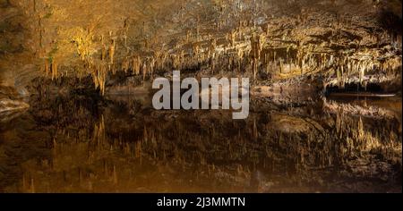 LURAY, va/USA - 31 mars 2022: Stalactites pendent au-dessus de la piscine de réflexion (alias Dream Lake), dans les grottes de Luray, Luray, Virginie. Banque D'Images