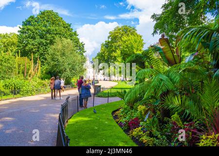 St James's Park est un parc de 23 hectares dans la ville de Westminster, dans le centre de Londres. Le parc est délimité par Buckingham Palace à l'ouest.Angleterre Banque D'Images