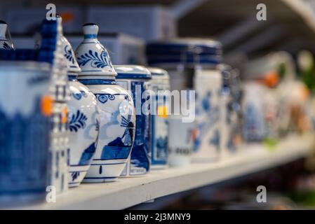 Amsterdam, pays-Bas, avril 2022. Gros plan sur des souvenirs de la poterie bleue de delft. Photo de haute qualité. Gros plan. Banque D'Images