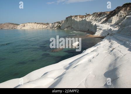 Dans la province d'Agrigento (Sicile) est le 'scala dei Turchi' est composé d'un affleurement proéminent de roche blanche sur la mer et la forme que ce mon Banque D'Images