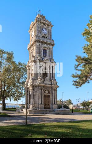 ISTANBUL, TURQUIE - 13 SEPTEMBRE 2017 : il s'agit de la Tour de l'horloge de Dolmabahce, construite à la fin du 19th siècle dans le style baroque ottoman. Banque D'Images