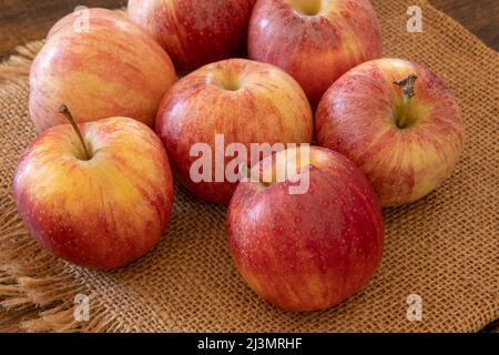 vue sur les pommes rouges isolées sur un toile de jute Banque D'Images