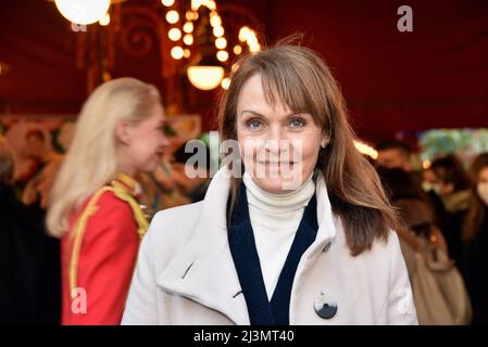 Cologne, Allemagne. 07th avril 2022. Le présentateur Simone Standl vient à la première à Cologne du Circus Theatre Roncalli. Credit: Horst Galuschka/dpa/Alay Live News Banque D'Images