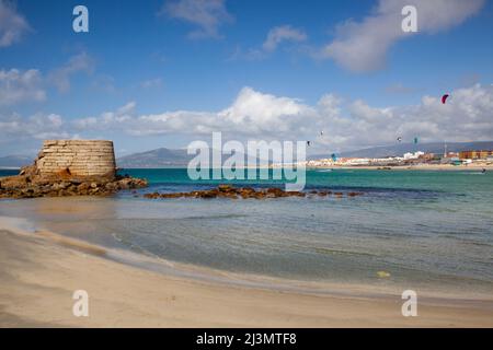 Sur la plage de l'île de Tarifa, qui a des fortifications de l'activité militaire, un phare et Punta de Tarifa. Le point le plus au sud du continent Banque D'Images