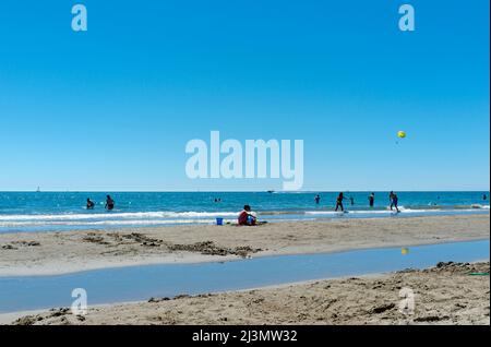 La plage du Grand travers à Herault pendant les vacances d'été. Carnon, Occitanie, France Banque D'Images