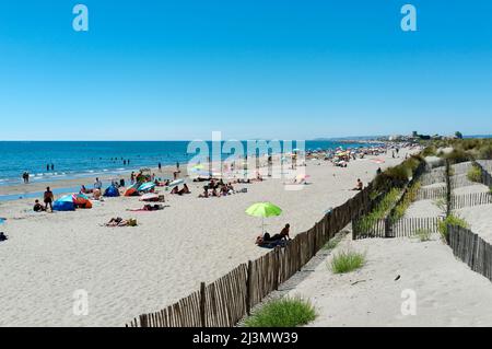 La plage du Grand travers à Herault pendant les vacances d'été. Carnon, Occitanie, France Banque D'Images