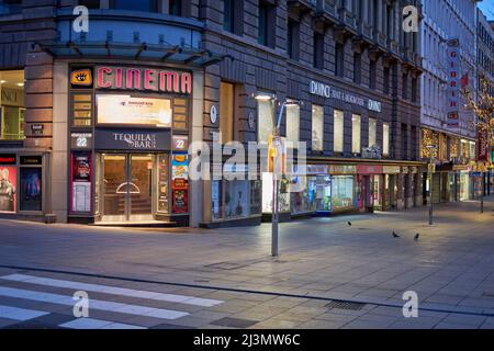 Stuttgart, Allemagne - 06 janvier 2022 : cinéma urbain à Stuttgart. Entrée avec porte en début de matinée. Colombes en arrière-plan. Banque D'Images