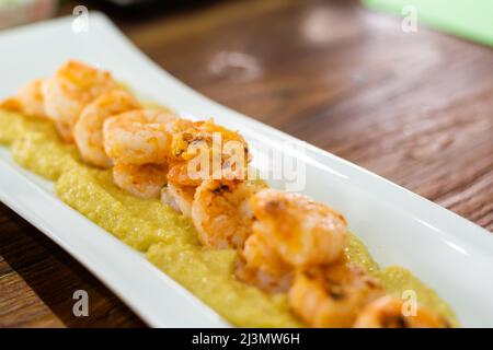 Crevettes à l'ail.Plat populaire de cuisine espagnole.Les ingrédients sont les crevettes pelées, l'ail et l'huile d'olive.Servis dans un pot d'argile, ils doivent être mangés Banque D'Images