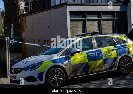 Brentwood, Royaume-Uni. 09th avril 2022. Brentwood Essex 9th APL. 2022 la police garde toujours les lieux d'un meurtre à Brentwood. La police d'Essex a annoncé aujourd'hui que Jevegenijs Lapkovskis, 36 ans, de Warley Hill, à Brentwood, a été inculpé de meurtre et doit comparaître devant le tribunal de justice de Chelmsford ce matin. Il a été accusé du meurtre de Lee Murrell, 29 ans, mardi. Crédit : Ian Davidson/Alay Live News Banque D'Images