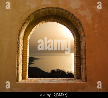 coucher de soleil sur la mer par les fenêtres Banque D'Images