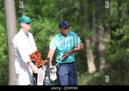 Géorgie, États-Unis . 08th avril 2022. États-Unis Tiger Woods et son caddie sur le 11th trous lors de la deuxième partie du tournoi de golf 2022 Masters au Augusta National Golf Club à Augusta, Géorgie, États-Unis, le 8 avril 2022. Crédit: Koji Aoki/AFLO SPORT/Alay Live News crédit: AFLO Co. Ltd./Alay Live News