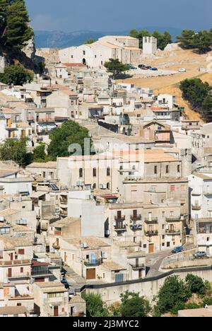 village de caltabellotta et cathédrale rocheuse Banque D'Images