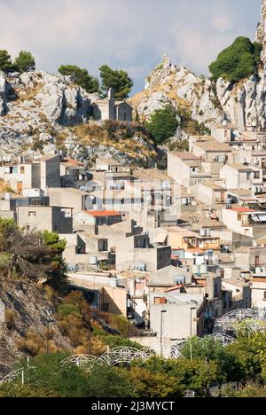 Village de Caltabellotta et rocher petite église Banque D'Images