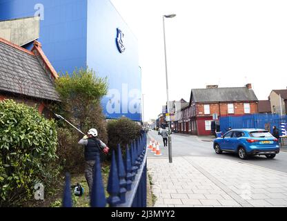 Liverpool, Royaume-Uni. 9th avril 2022. Un jardinier travaille dans l'ombre du terrain avant le match de la Premier League à Goodison Park, Liverpool. Le crédit photo doit être lu : Darren Staples / Sportimage Banque D'Images