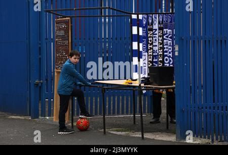 Liverpool, Royaume-Uni. 9th avril 2022. Un fan se tient dans un stand de foulard avant le match de la Premier League à Goodison Park, Liverpool. Le crédit photo doit être lu : Darren Staples / Sportimage Banque D'Images