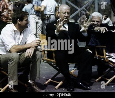 ROD TAYLOR et ALFRED HITCHCOCK sur le plateau Candid avec Movie Crew pendant le tournage des OISEAUX 1963 réalisateur ALFRED HITCHCOCK de l'histoire par Daphne du Maurier scénario Evan Hunter Alfred J. Hitchcock Productions / Universal images Banque D'Images