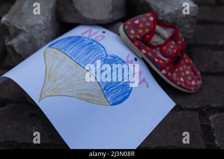 Chaussures pour enfants et drapeau de l'Ukraine, la guerre Banque D'Images