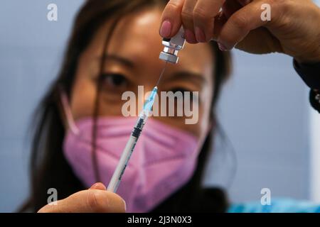 Londres. Royaume-Uni 8 avril 2022 - Un médecin prélève la première dose du Jab Pfizer COVID-19 alors qu'elle se prépare à administrer le vaccin à un enfant de moins de 11 ans dans un centre de vaccination. Les parents et les soignants sont encouragés à faire vacciner les enfants âgés de 5 à 11 ans contre le vaccin COVID-19, car plus de 5 millions d'enfants en Angleterre sont admissibles au jab. Les enfants reçoivent deux doses du vaccin Pfizer/BioNTech, administrées à au moins 12 semaines d'intervalle. Credit Dinendra Haria /Alay Live News Banque D'Images