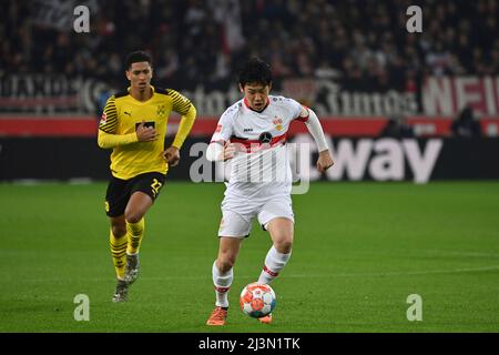 Stuttgart, Allemagne. 08th avril 2022. Wataru ENDO (VFB Stuttgart) sur le ballon, l'action. Football 1st saison Bundesliga 2021/2022, 29.match, matchday29. VFB Stuttgart-Borussia Dortmund 0-2, le 04/08/2022, Mercedes Benz Arena Stuttgart Credit: dpa/Alay Live News Banque D'Images