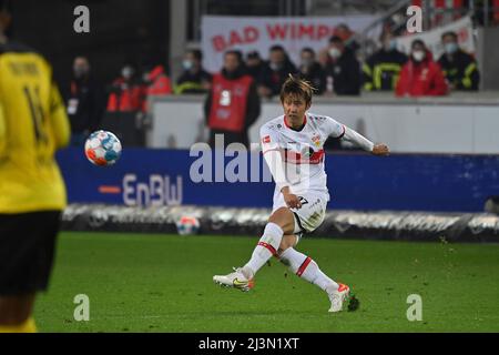 Stuttgart, Allemagne. 08th avril 2022. Hiroki ITO (VFB Stuttgart) sur le ballon, l'action. Football 1st saison Bundesliga 2021/2022, 29.match, matchday29. VFB Stuttgart-Borussia Dortmund 0-2, le 04/08/2022, Mercedes Benz Arena Stuttgart Credit: dpa/Alay Live News Banque D'Images