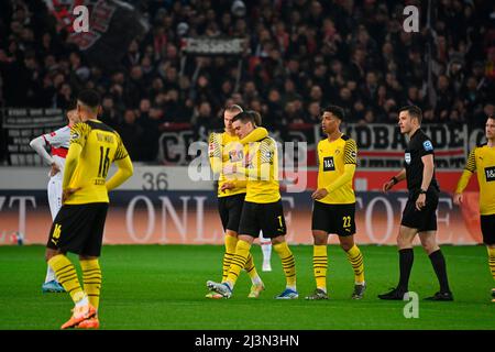 Stuttgart, Allemagne. 08th avril 2022. Blessure Giovanni REYNA (Borussia Dortmund), Erling HAALAND (DO) confort. Football 1st saison Bundesliga 2021/2022, 29.match, matchday29. VFB Stuttgart-Borussia Dortmund 0-2, le 04/08/2022, Mercedes Benz Arena Stuttgart Credit: dpa/Alay Live News Banque D'Images