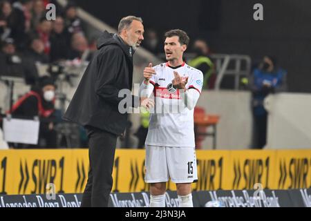 Stuttgart, Allemagne. 08th avril 2022. Pellegrino Matarazzo (autocar VFB Stuttgart) avec Pascal STENZEL (VfB Stuttgart). Football 1st saison Bundesliga 2021/2022, 29.match, matchday29. VFB Stuttgart-Borussia Dortmund 0-2, le 04/08/2022, Mercedes Benz Arena Stuttgart Credit: dpa/Alay Live News Banque D'Images