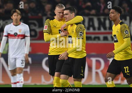 Stuttgart, Allemagne. 08th avril 2022. Blessure Giovanni REYNA (Borussia Dortmund), Erling HAALAND (DO) confort. Football 1st saison Bundesliga 2021/2022, 29.match, matchday29. VFB Stuttgart-Borussia Dortmund 0-2, le 04/08/2022, Mercedes Benz Arena Stuttgart Credit: dpa/Alay Live News Banque D'Images