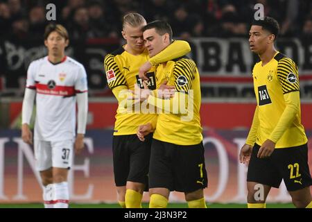 Stuttgart, Allemagne. 08th avril 2022. Blessure Giovanni REYNA (Borussia Dortmund), Erling HAALAND (DO) confort. Football 1st saison Bundesliga 2021/2022, 29.match, matchday29. VFB Stuttgart-Borussia Dortmund 0-2, le 04/08/2022, Mercedes Benz Arena Stuttgart Credit: dpa/Alay Live News Banque D'Images