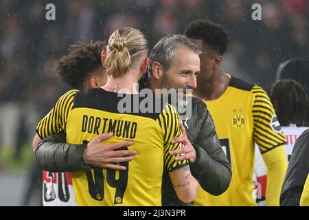 Stuttgart, Allemagne. 08th avril 2022. Dernière jubilation Marco ROSE (entraîneur Borussia Dortmund) avec Erling HAALAND (DO). Câlin. Football 1st saison Bundesliga 2021/2022, 29.match, matchday29. VFB Stuttgart-Borussia Dortmund 0-2, le 04/08/2022, Mercedes Benz Arena Stuttgart Credit: dpa/Alay Live News Banque D'Images