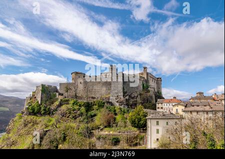 Le château de Bardi domine le village du même nom dans la province de Parme, en Italie Banque D'Images