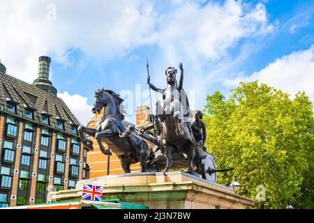 Monument de la rébellion de Boudican au pont de Westminster-spectaculaire sculpture en bronze de la reine celtique Boudica et de ses filles à cheval sur un char Banque D'Images