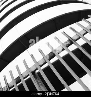 Abstraction des courbes pour le bâtiment moderne (noir et blanc à Naples) Banque D'Images