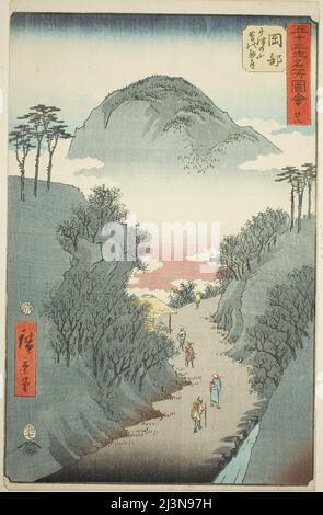 Okabe: Route étroite couverte d'Ivy au Mont utsu (Okabe, utsu no yama tsuta no hosomichi), non 22 de la série "les monuments célèbres des cinquante-trois stations (Gojulan tsugi meisho zue)", également connu sous le nom de la verticale Tokaido, 1855. Banque D'Images