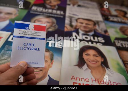 France, Paris, avril 2022, les douze professions de foi pour la campagne présidentielle de 2022 en France Banque D'Images