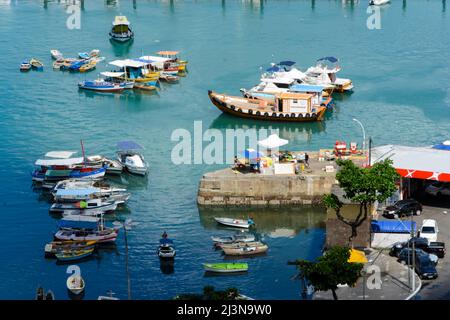 Salvador, Bahia, Brésil - 16 janvier 2015: Vue du sommet de la baie de Todos Santos à Salvador, capitale de Bahia, État du Brésil. Banque D'Images