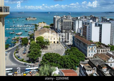 Salvador, Bahia, Brésil - 16 janvier 2015: Vue du sommet de la baie de Todos Santos à Salvador, capitale de Bahia, État du Brésil. Banque D'Images