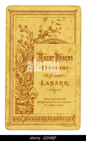 Inverse de Victorian CDV (carte de visite ou carte de visite) studio photographique d'Archibald Rogers, Lanark. South Lanarkshire, Écosse. Vers 1895 Banque D'Images