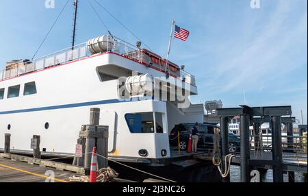 Narragansett, Rhode Island, États-Unis - 27 juin 2021 : le ferry de Block Island avec des voitures arrivant en voiture à Narragansett Rhode Island. Drapeau américain Banque D'Images