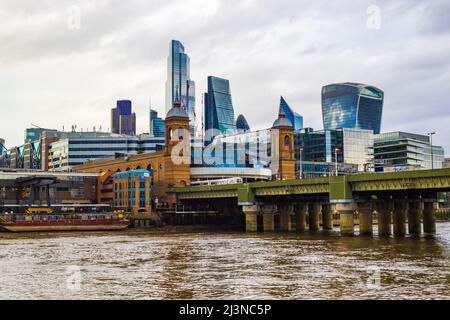 Ville de Londres, pont Southwark et bâtiments au bord de la rivière vu de l'autre côté de la Tamise par jour pluvieux d'été.la ville de Londres est un financier historique Banque D'Images