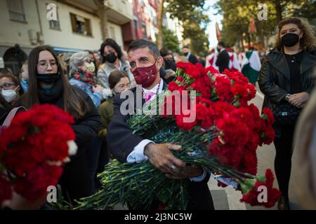 Malaga, Espagne. 09th avril 2022. Un membre de la fraternité 'Cautivo' est vu porter des fleurs lors d'un transfert dans les rues vers la fraternité, avant le début de la semaine sainte espagnole. Après deux ans sans semaine Sainte en raison de la pandémie du coronavirus, des milliers de fidèles attendent de voir les processions portant les statues du Christ et de la Vierge Marie dans les rues dans le cadre de la semaine Sainte traditionnelle. En Andalousie, la célébration de la semaine sainte rassemble des milliers de personnes de tous les pays, et elle est considérée comme l'un des événements religieux et culturels les plus importants de l'année. CRE Banque D'Images