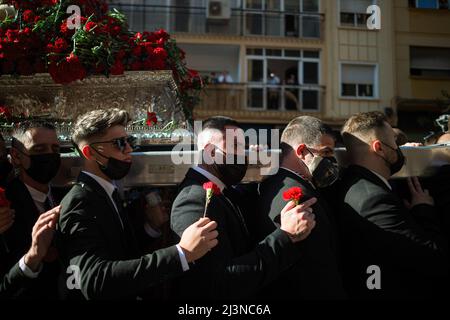 Malaga, Espagne. 09th avril 2022. Les hommes de la fraternité 'Cautivo' tiennent des fleurs tout en portant la statue du Christ et de la Vierge Marie à travers les rues vers leur fraternité pendant un transfert, avant le début de la semaine sainte espagnole. Après deux ans sans semaine Sainte en raison de la pandémie du coronavirus, des milliers de fidèles attendent de voir les processions portant les statues du Christ et de la Vierge Marie dans les rues dans le cadre de la semaine Sainte traditionnelle. En Andalousie, la célébration de la semaine sainte rassemble des milliers de personnes de tous les pays, et elle est considérée comme l'une des plus importantes religieuses an Banque D'Images